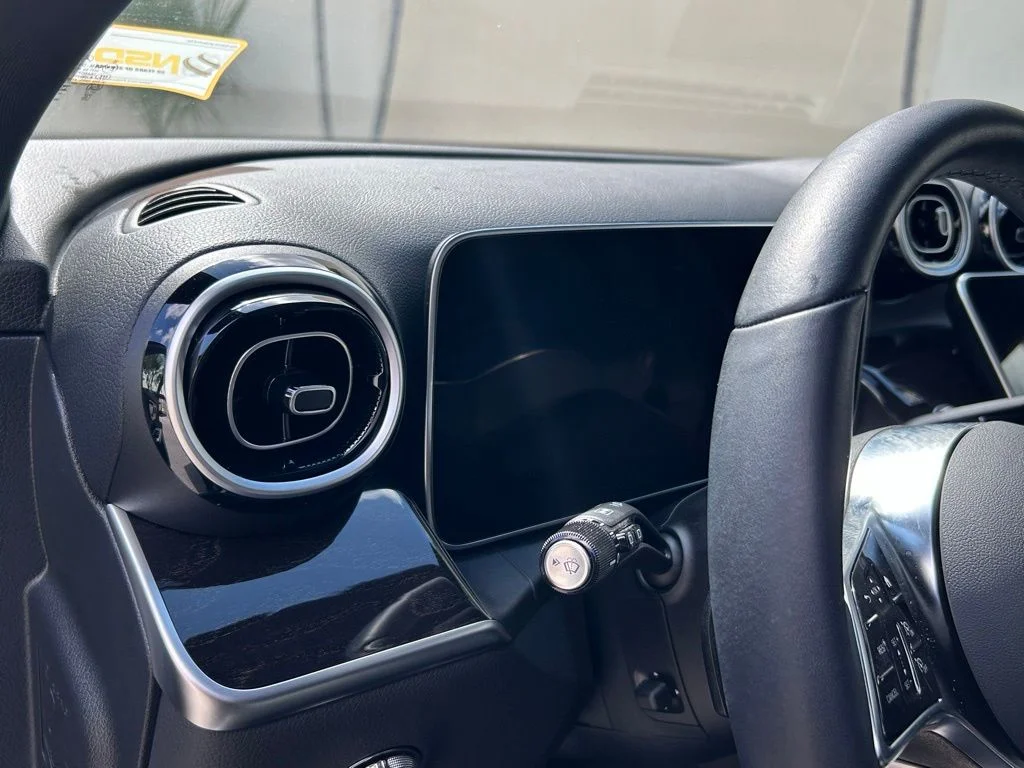 Used 2025  Mercedes-Benz GLC 300 image 18