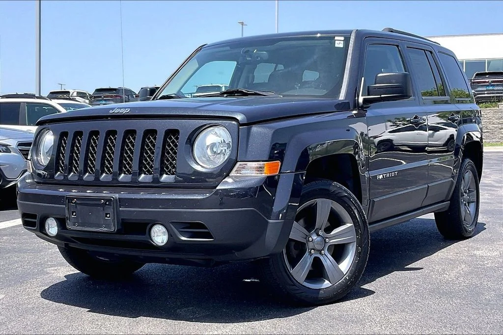 Used 2015 Gray Jeep Latitude image 8