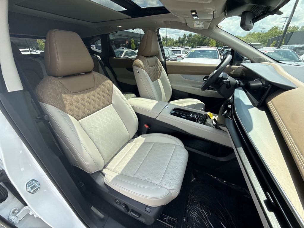 Used 2025 White Nissan Platinum image 24