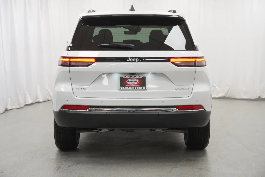 New 2026 Bright White Clear-Coat Exterior Paint Jeep Laredo X image 10