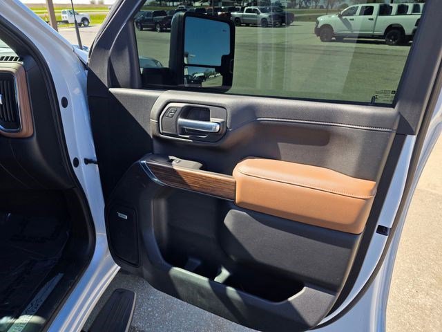 Used 2021 Iridescent Pearl Tricoat Chevrolet High Country image 16