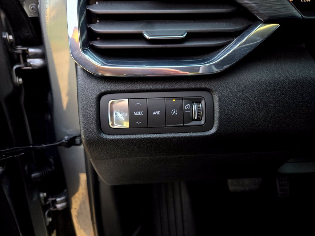 Used 2025 Silver GMC Elevation image 13