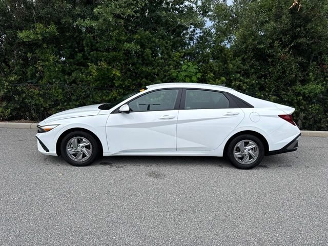 Used 2025 White Hyundai SE image 2