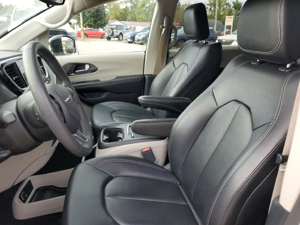 Used 2024 Silver Chrysler Touring L image 7