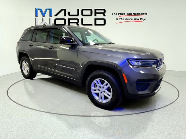 Used 2024 Gray Jeep Laredo image 8