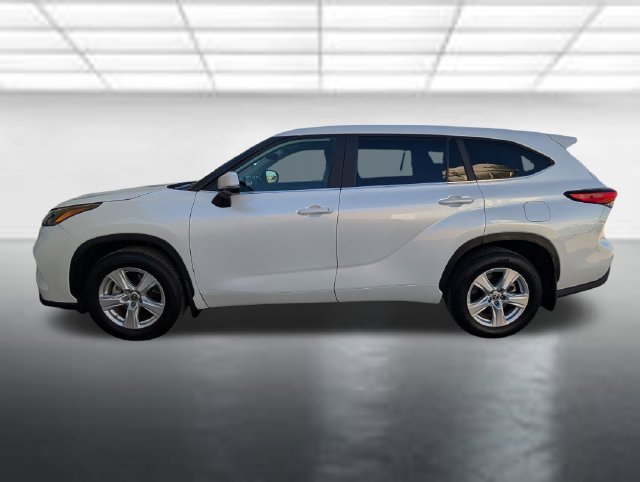 Used 2023 Off-white Toyota LE image 29