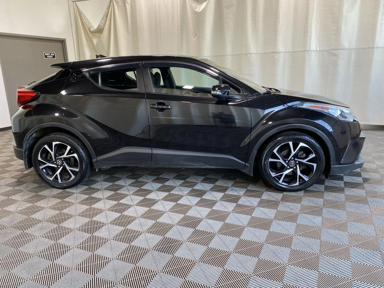 Used 2018 Black Sand Pearl Toyota XLE Premium image 15