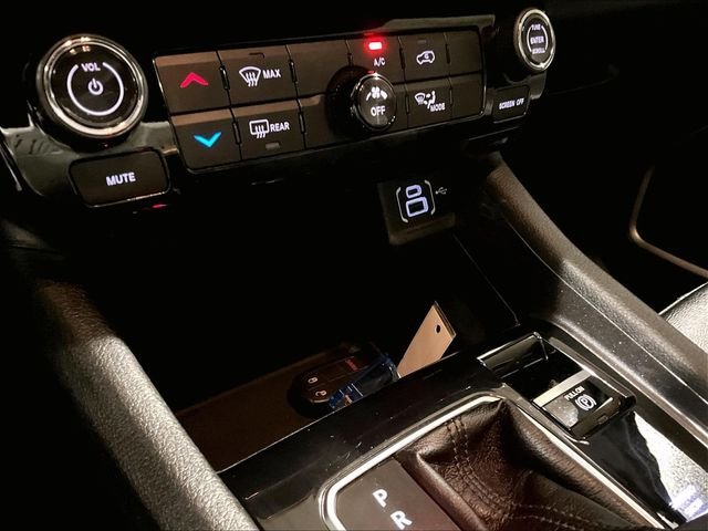Used 2024 Silver Jeep Latitude image 27
