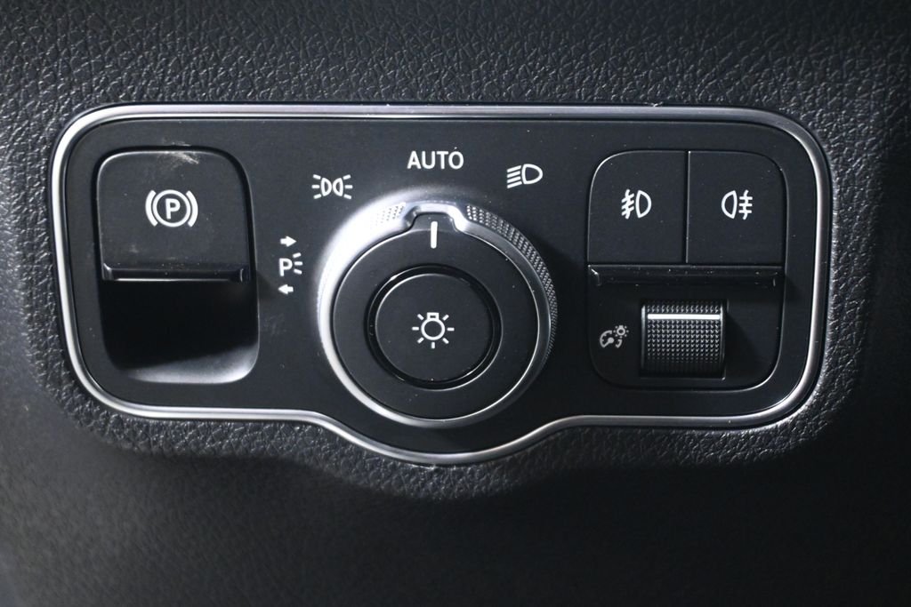 Used 2026 Polar White Mercedes-Benz GLB 250 image 24