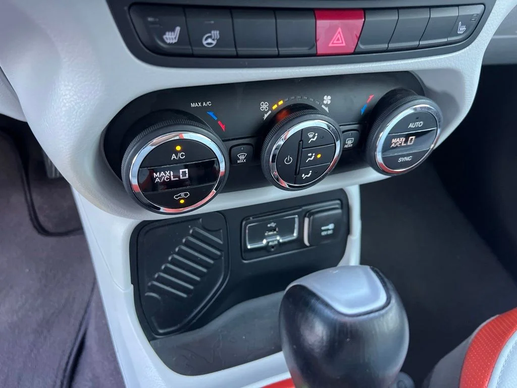 Used 2015 Silver Jeep Limited image 36