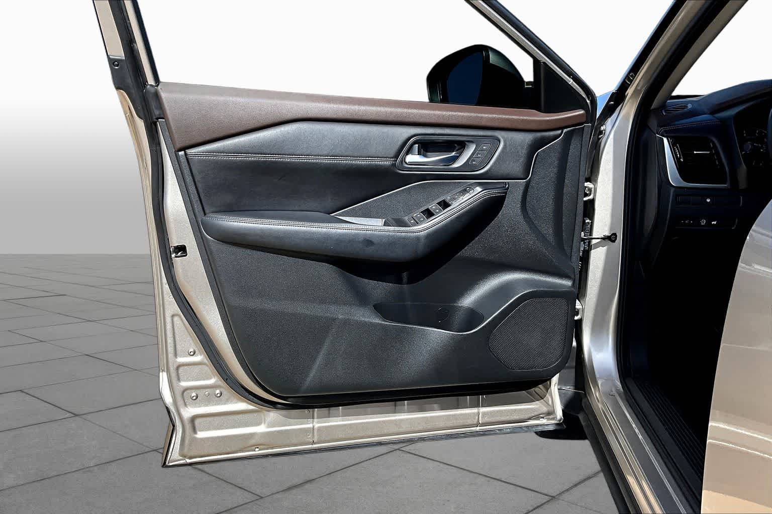 Used 2023 Champagne Silver Metallic Nissan SL image 21