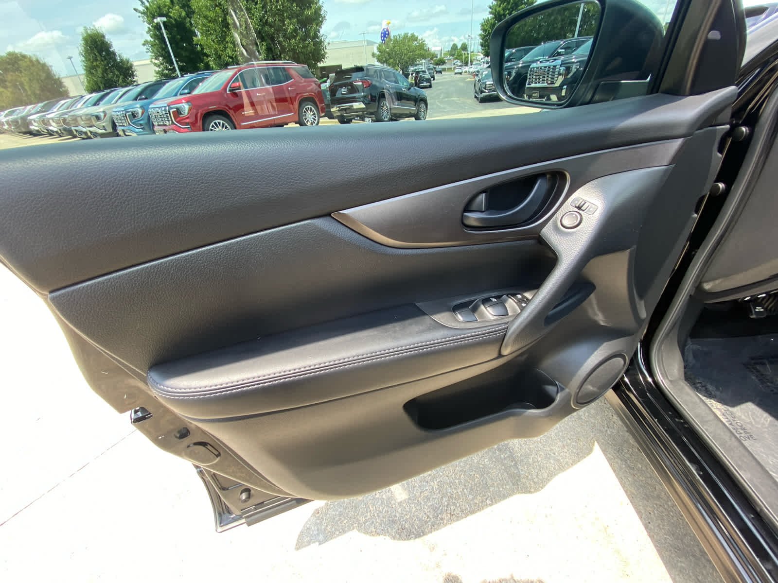 Used 2020 Black Nissan S image 6
