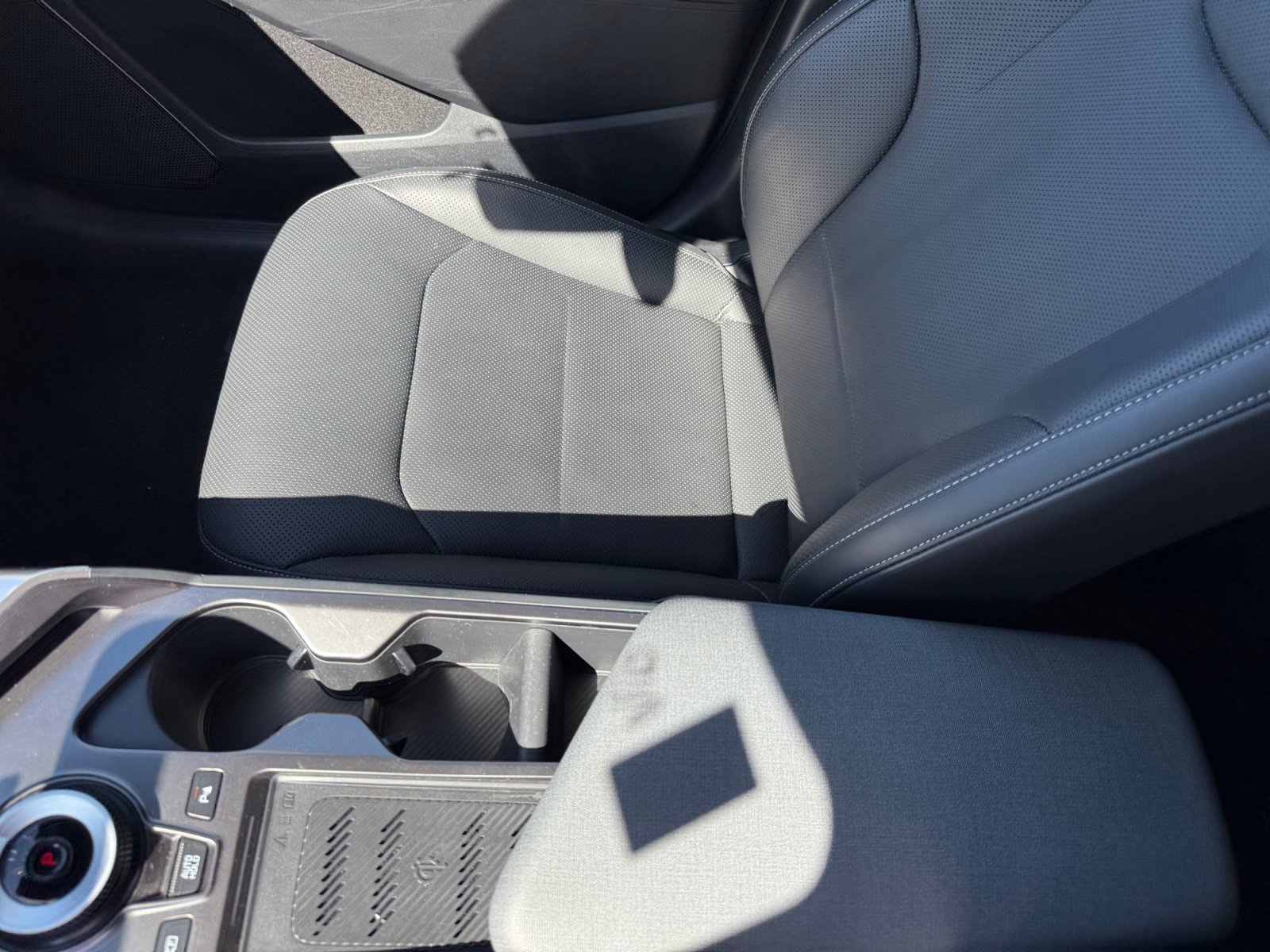 Certified Used 2024 Blue Kia Wind image 14