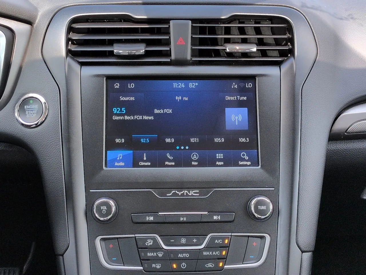 Used 2019 Oxford White Ford SE image 18