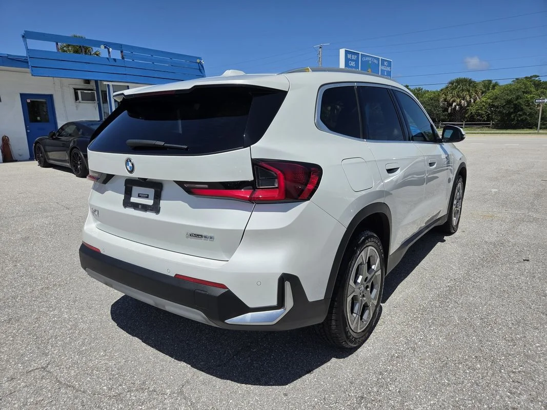 Used 2023  BMW xDrive28i image 5