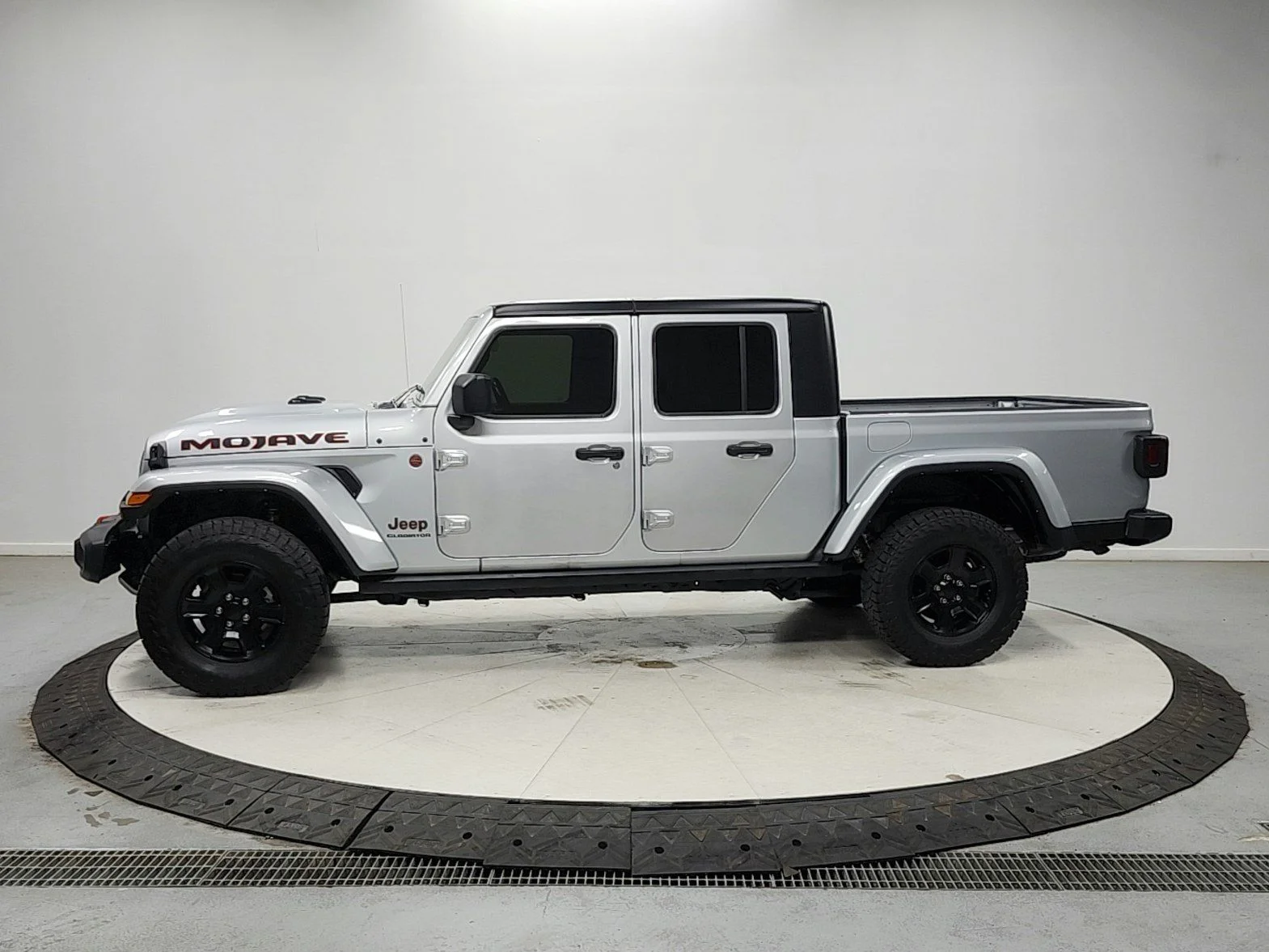 Used 2022 Silver Jeep Mojave image 4