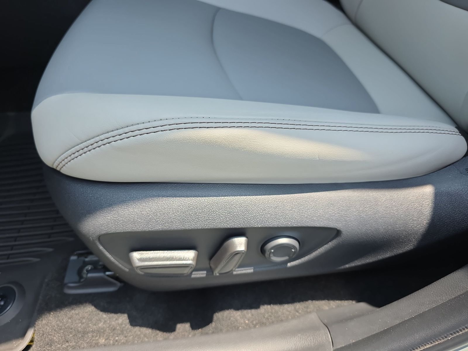 Used 2023  Toyota XLE Premium image 28