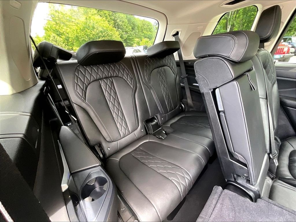 Used 2024 Green BMW xDrive40i image 17