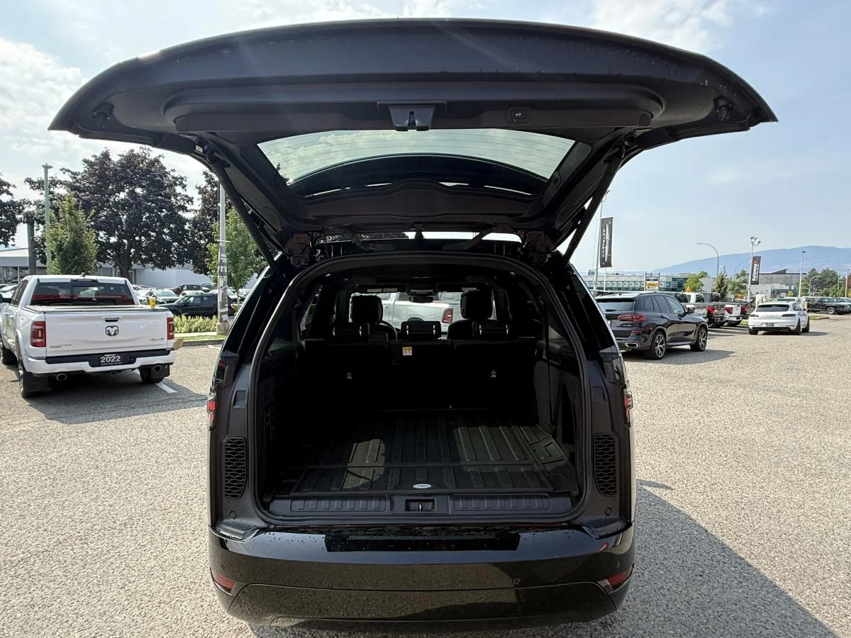 Used 2024 Black Land Rover Dynamic Se image 6
