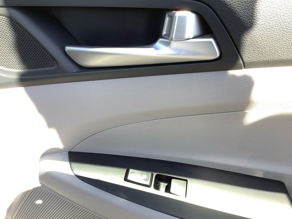 Used 2020 White Hyundai SE image 15