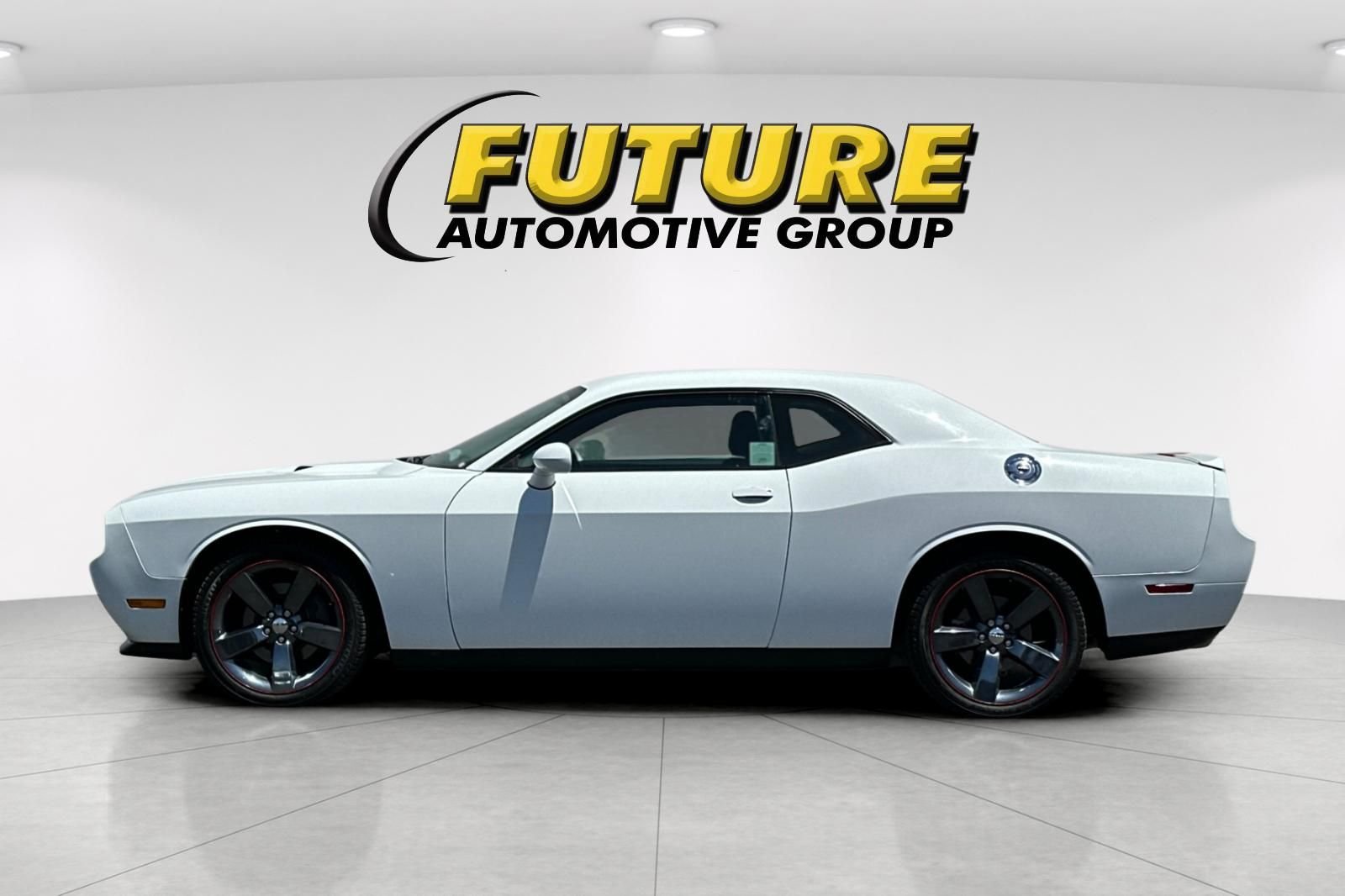Used 2013 White Dodge SXT image 6