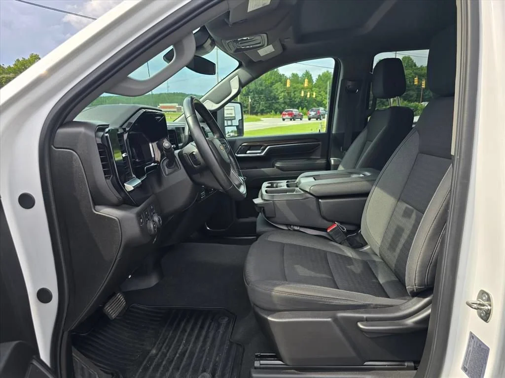 Used 2024 Summit White Chevrolet LT image 9