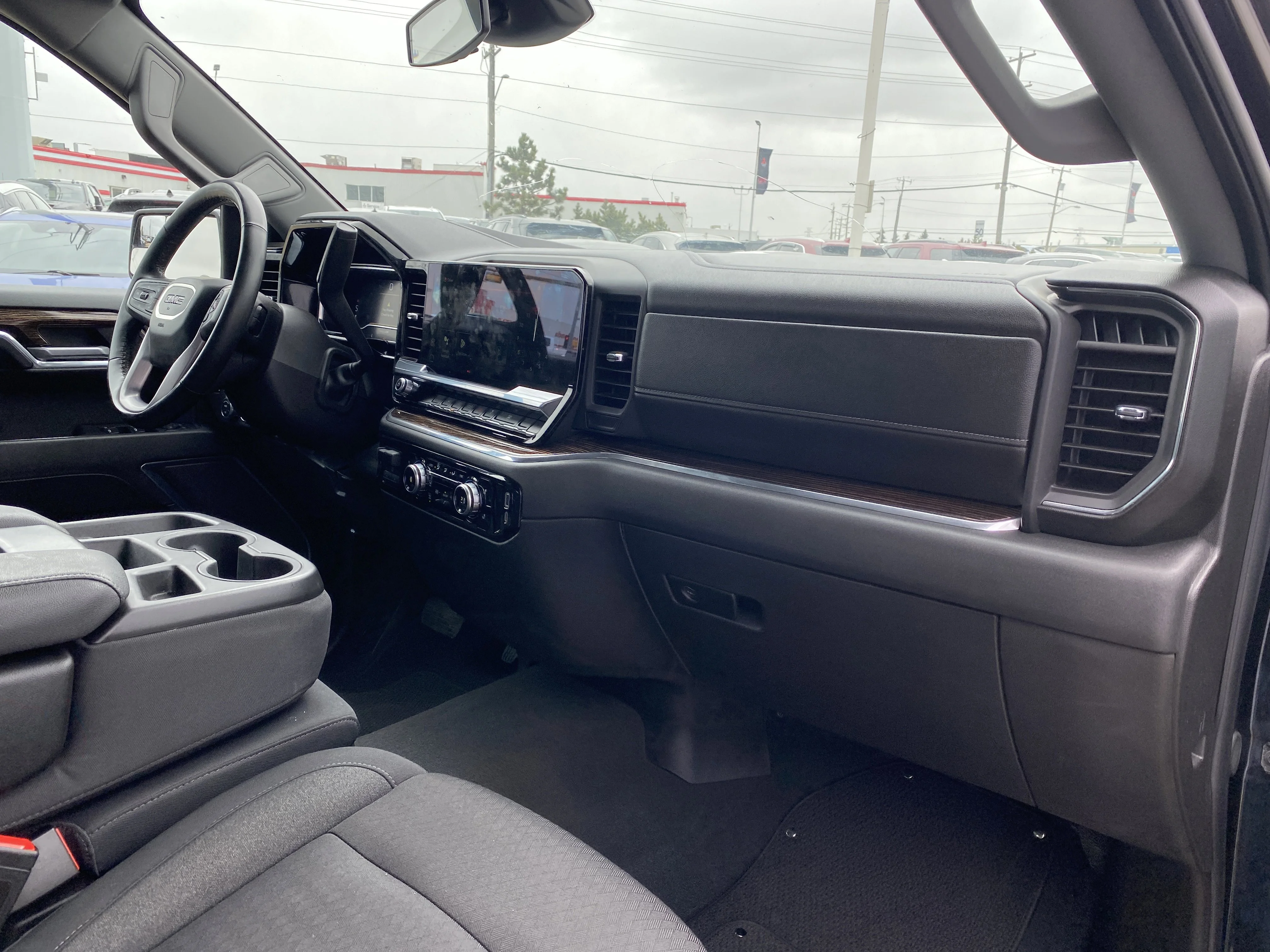Used 2024 Black GMC Crew Cab Elevation * 6 PASSENGER * DUAL CLIMATE * RADAR CRUISE * image 19