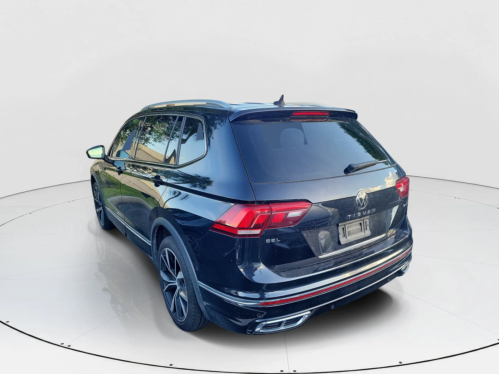 Used 2024 Black Volkswagen 2.0T SEL R-Line image 5