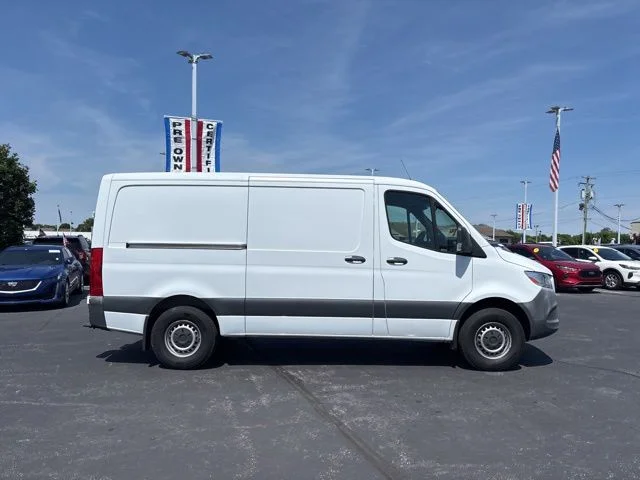 Used 2019 White Freightliner Standard Roof I4 image 6