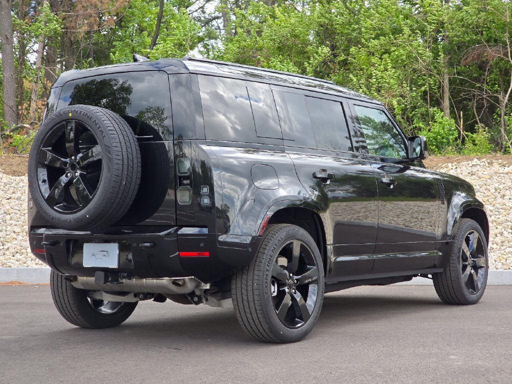 New 2026 Santorini Black Land Rover X-Dynamic se image 6