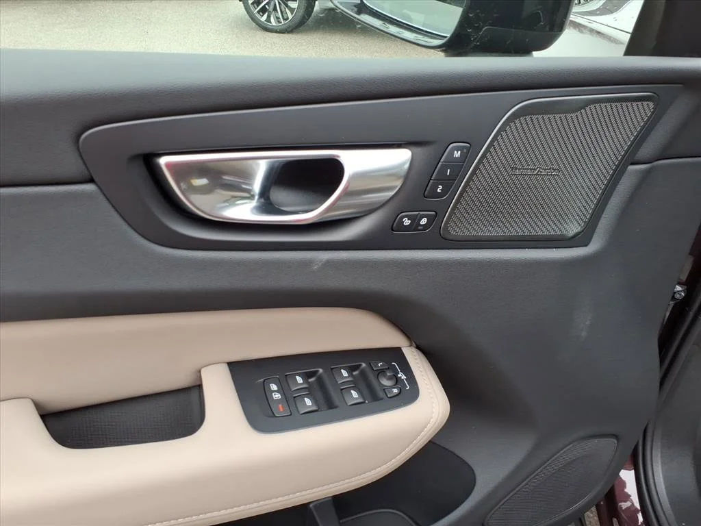 2026 Volvo XC60 Plus - Photo 13