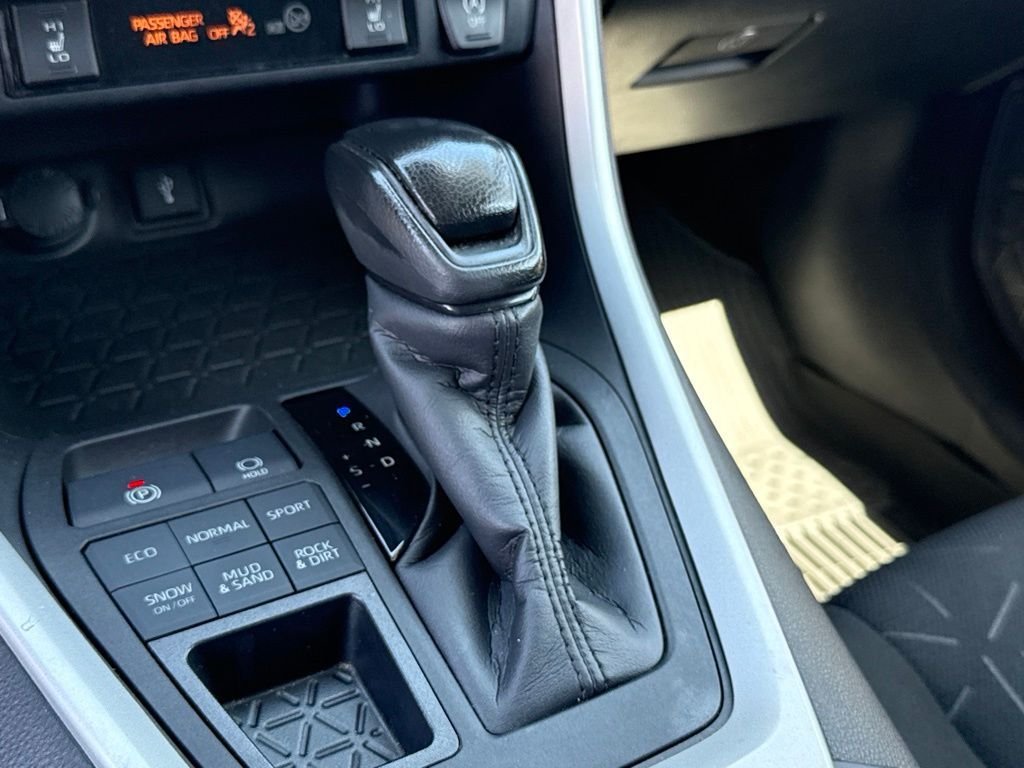Certified Used 2022  Toyota XLE image 28