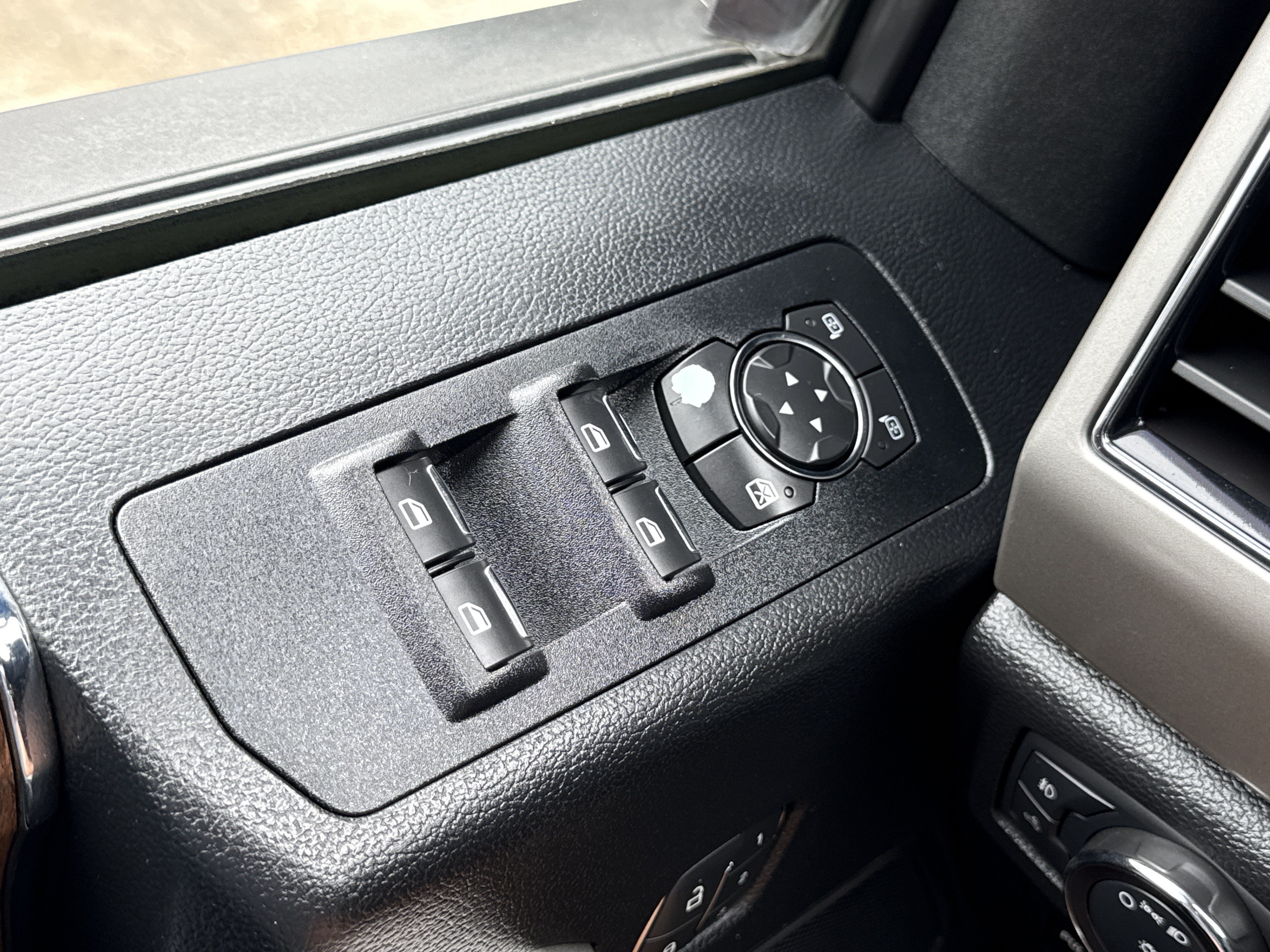 Used 2019 Agate Black Metallic Ford LARIAT image 17