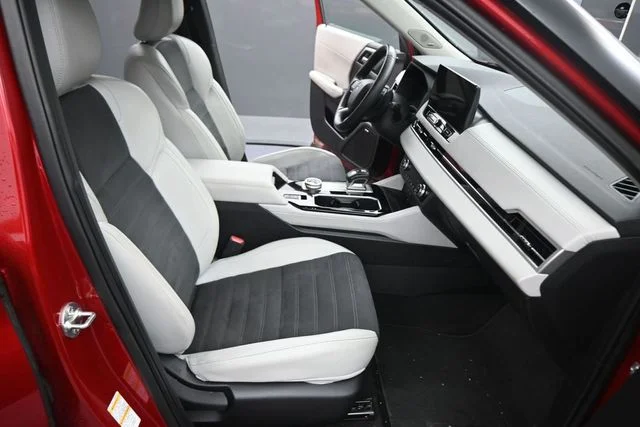 Used 2025  Mitsubishi SE image 14