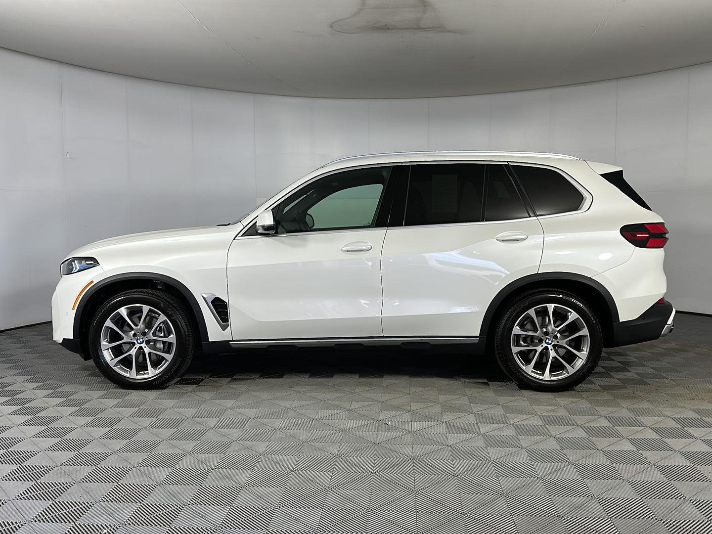 Used 2026 Mineral White Metallic BMW xDrive40i image 6