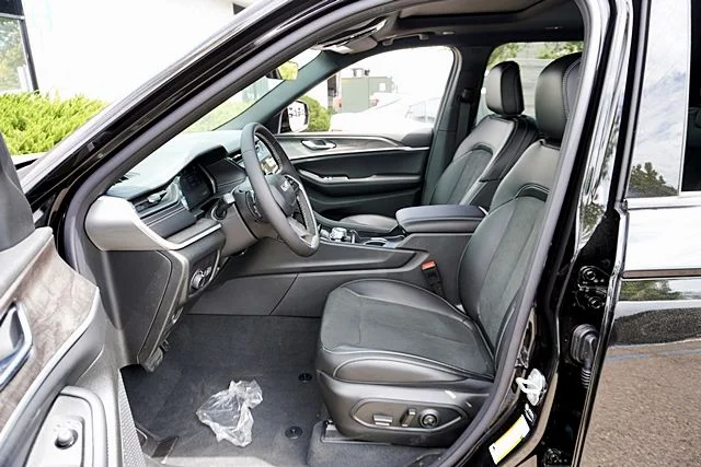 New 2026 Diamond Black Crystal Pearl-Coat Exterior Paint Jeep Altitude image 18