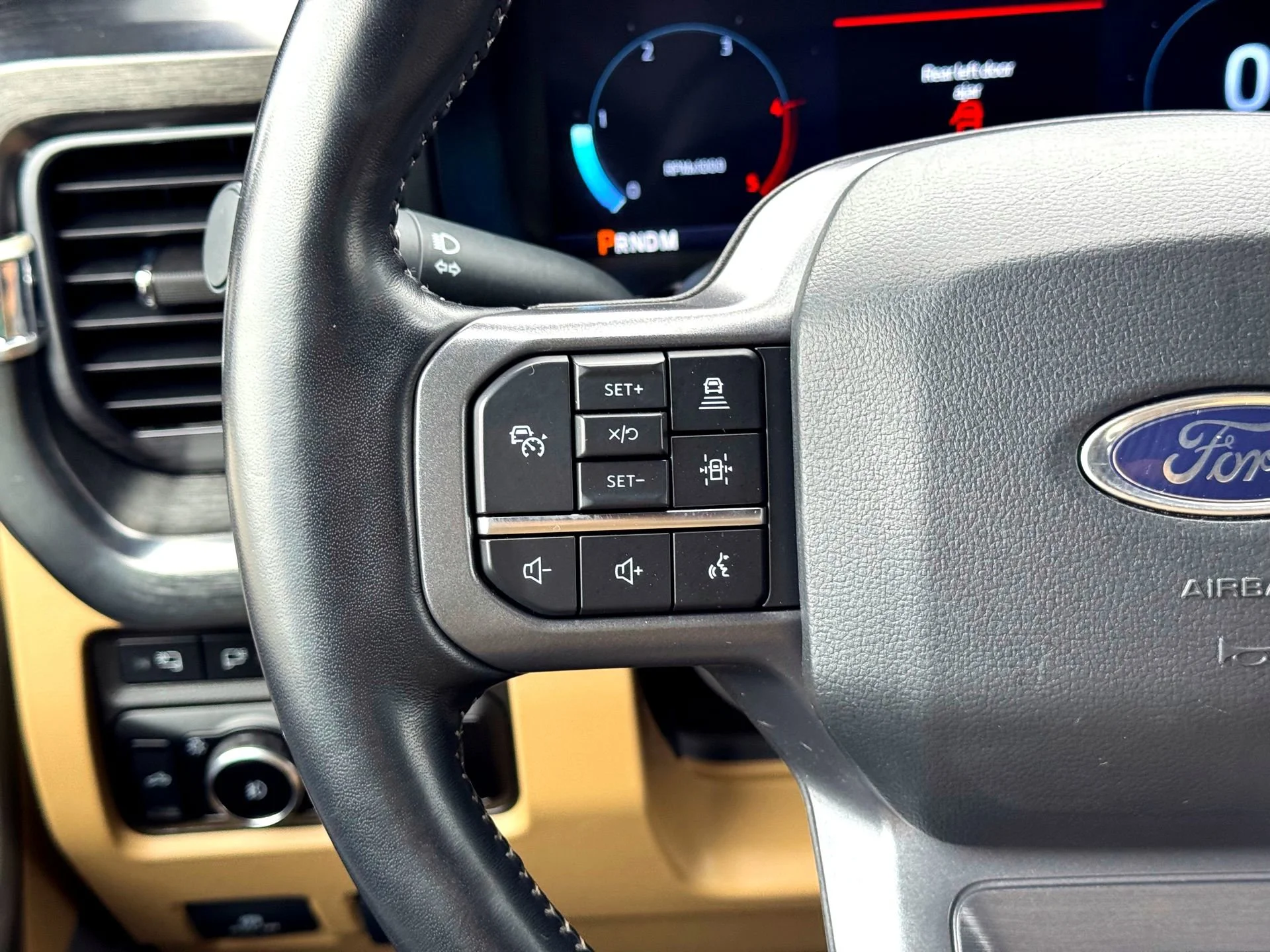 Used 2024  Ford Lariat image 22