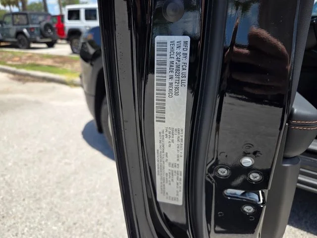 New 2026 Diamond Black Crystal Pearl-Coat Exterior Paint Jeep Limited image 20