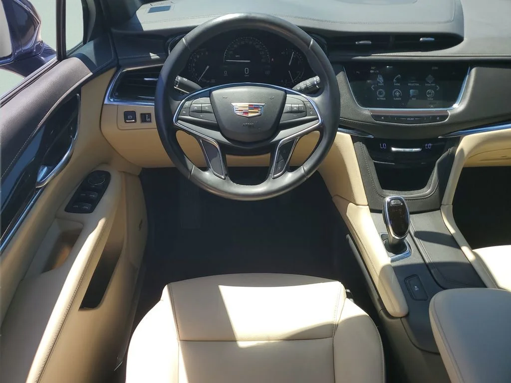 Used 2018 HARBOR BLUE METALLIC Cadillac FWD image 12