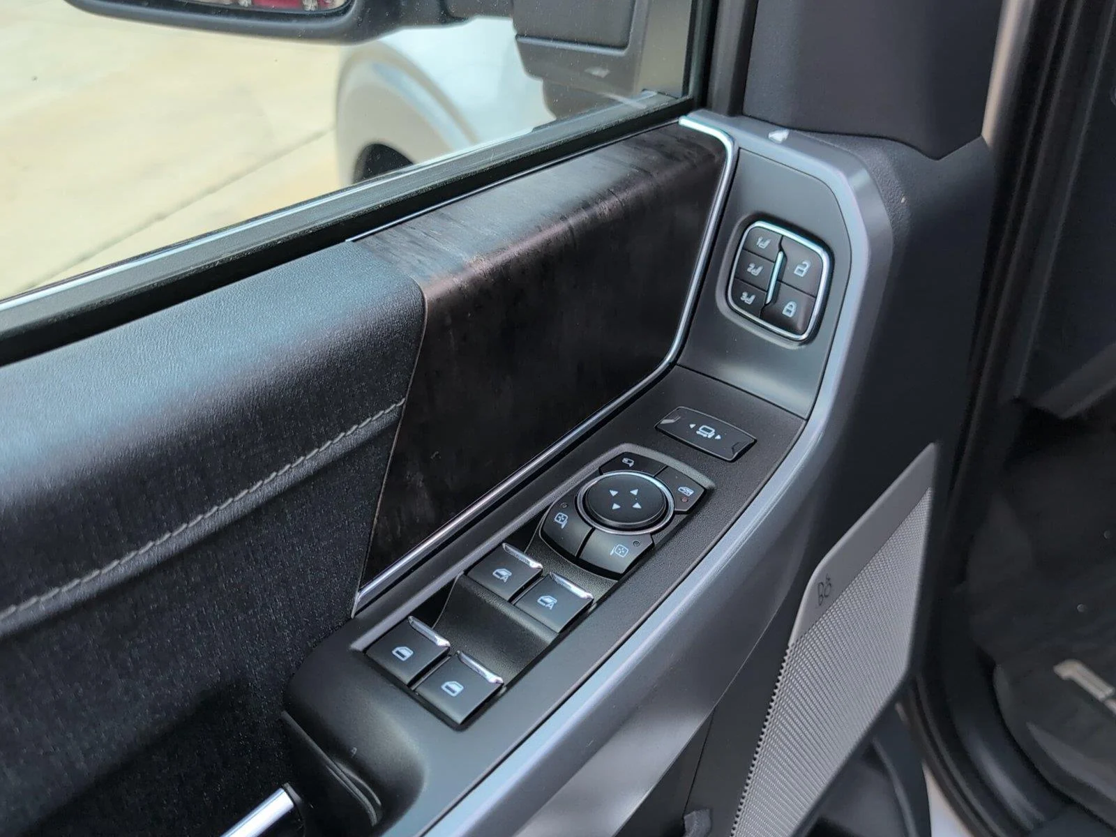 Used 2023 Iconic Silver Metallic Ford LARIAT image 15