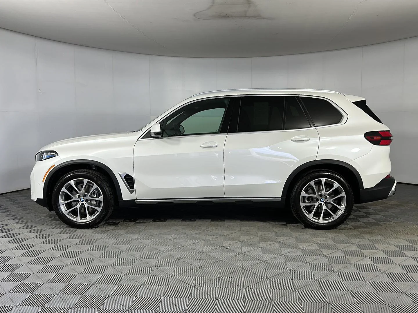Used 2026 Mineral White Metallic BMW xDrive40i image 6