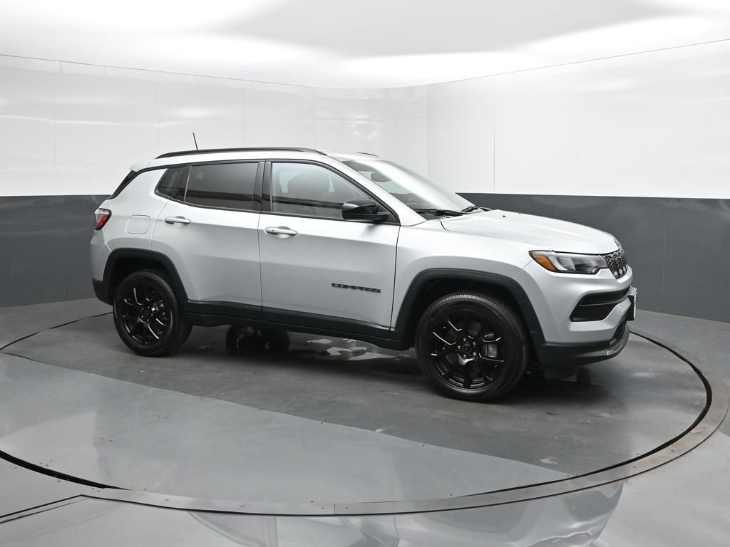 New 2026 Silver Zynith Metallic Clearcoat Jeep Latitude image 17