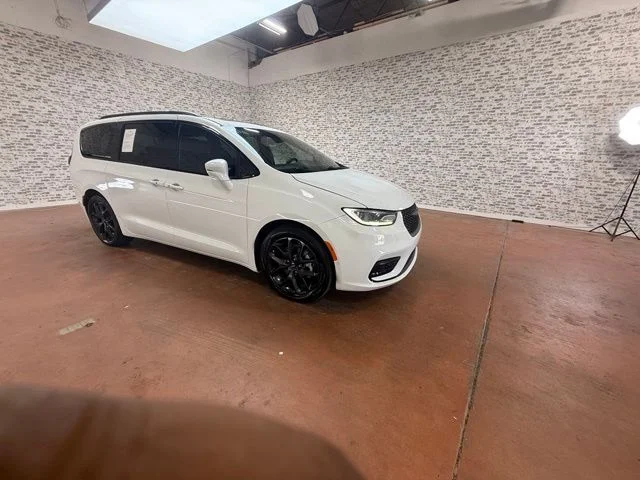 Used 2022 Bright White Clearcoat Chrysler Limited image 9