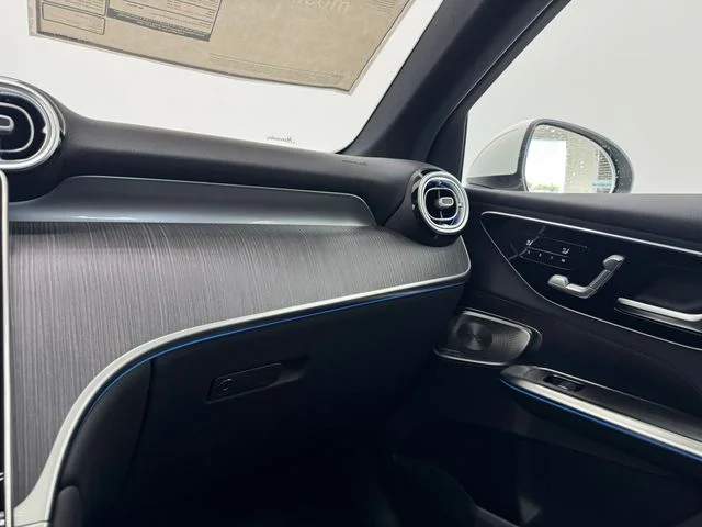 New 2026 Polar White Mercedes-Benz GLC 300 image 35