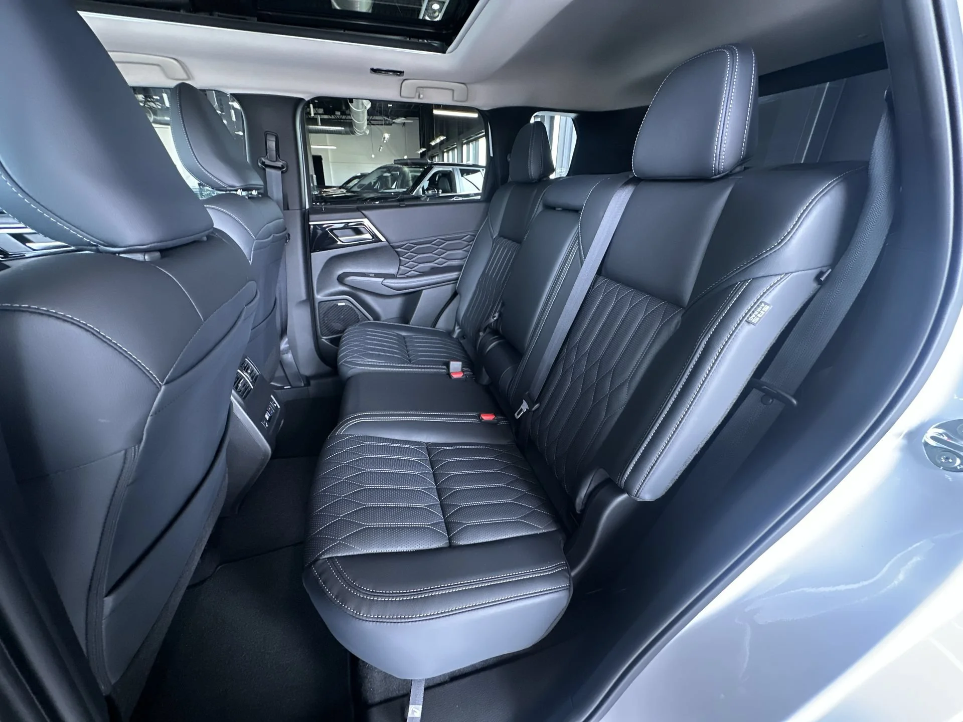 New 2026 White Diamond Mitsubishi SEL image 22