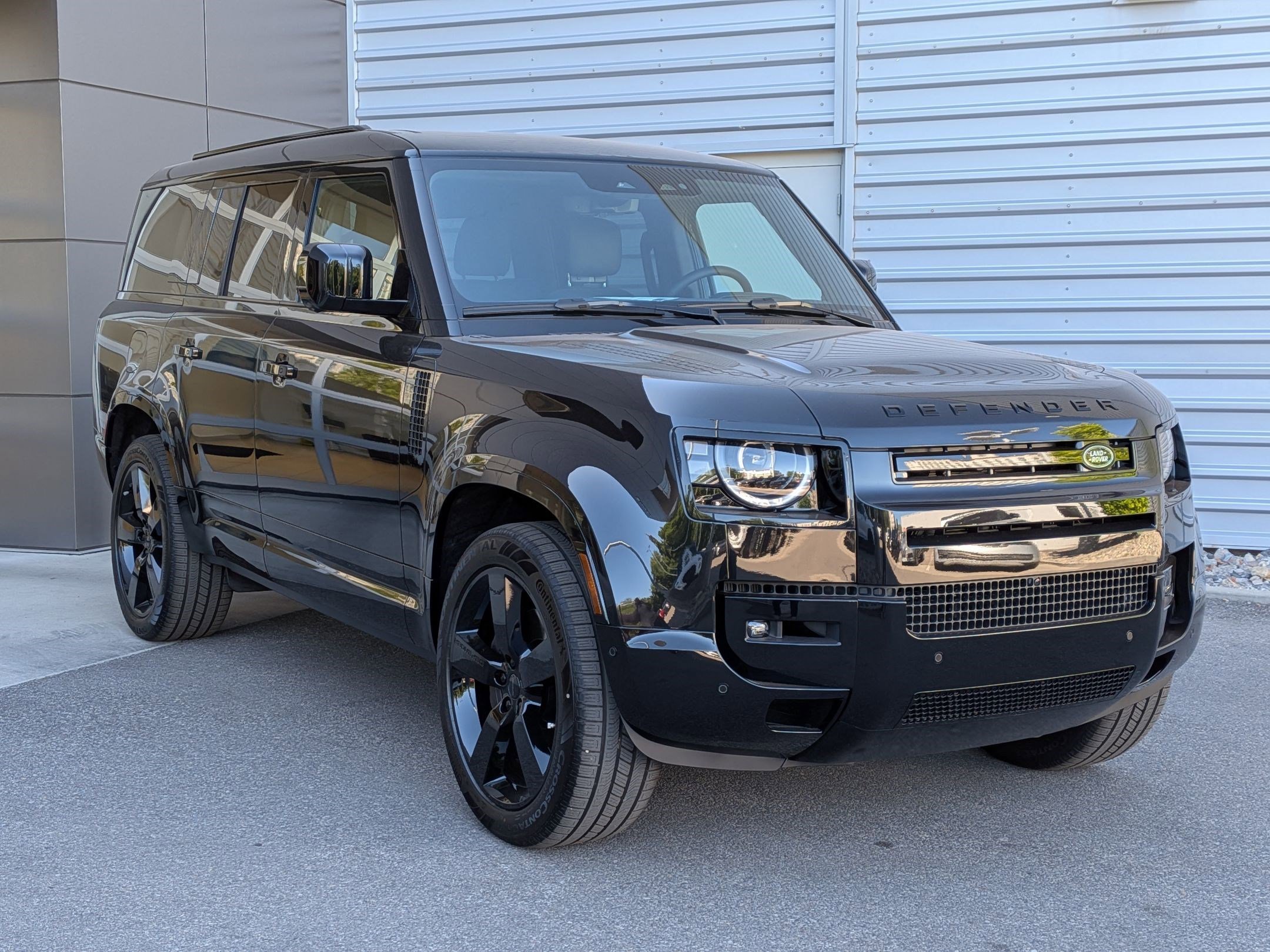 New 2026 Santorini Black Land Rover P400 X-Dynamic SE image 3