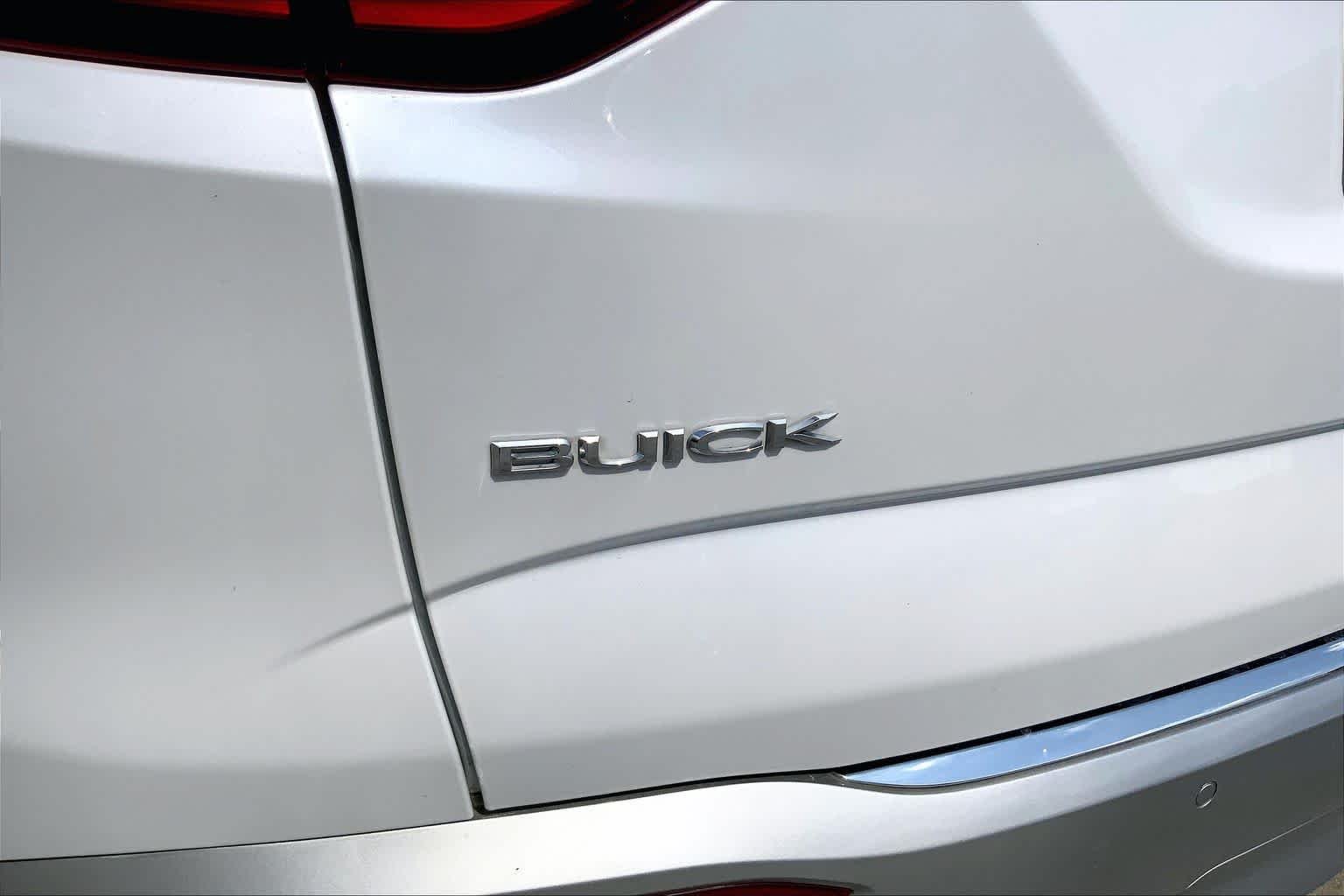 Used 2018 White Frost Tricoat Buick Premium image 30