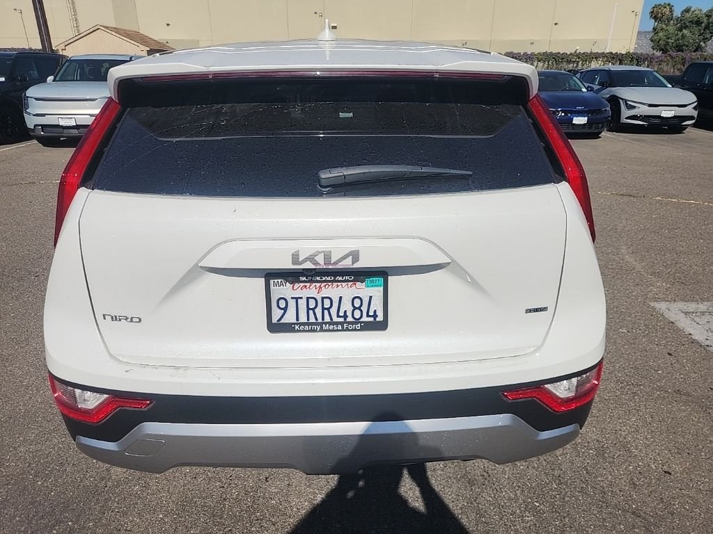 Used 2025 White Kia LX image 12