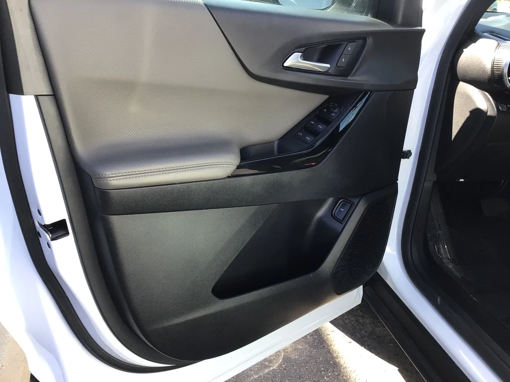 Used 2025 Summit White Chevrolet LT image 9