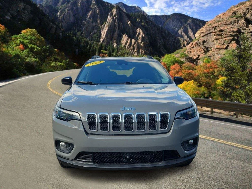 Used 2022 Sting-Gray Clearcoat Jeep Latitude Lux image 6